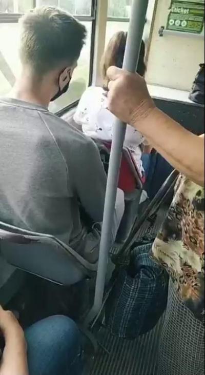 Уступить место в метро. Мужики не уступают место. Парень не уступает место в автобусе. Мужик уступил место. Мужик уступил место.